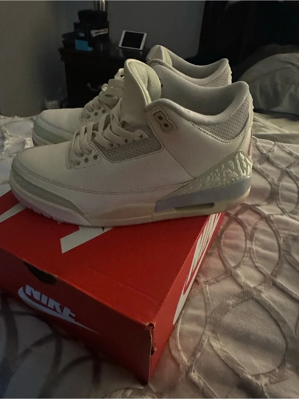 Nike Men’s Off-White/Light Gray Retro Basketball Sneakers